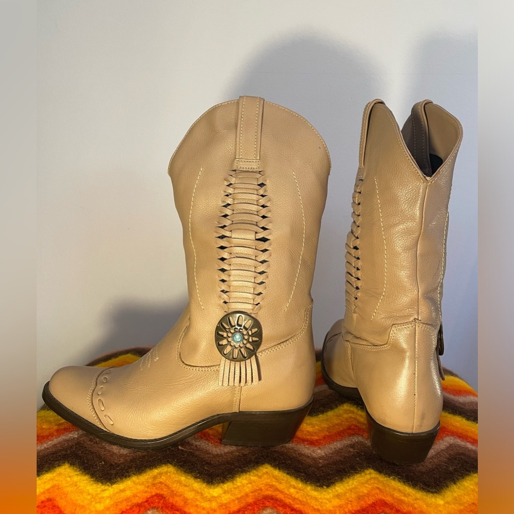 ACME like new southwestern fringe boots